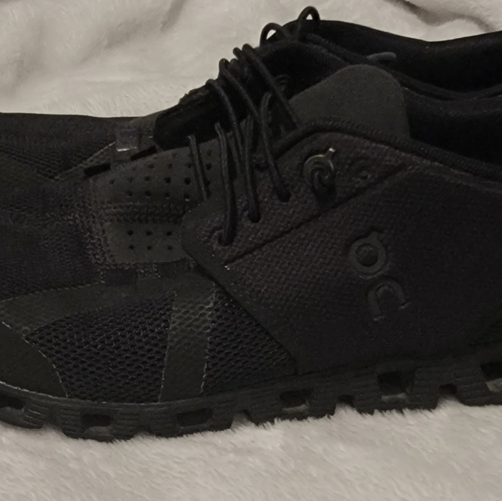 All Black Women's size 7 On Cloud Sneakers